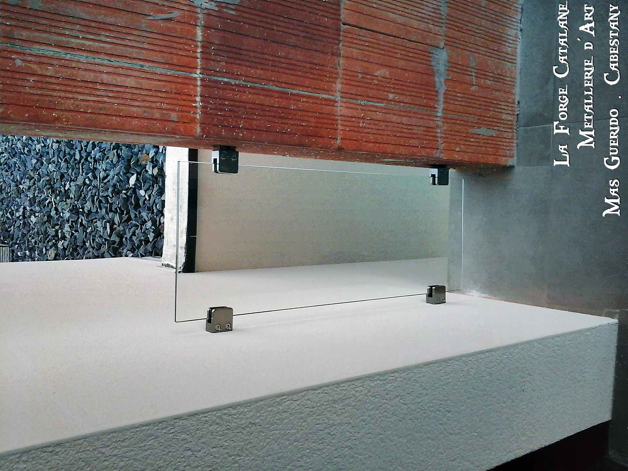 garde corps vitrage petit espace sans main courante forge catalane.jpg